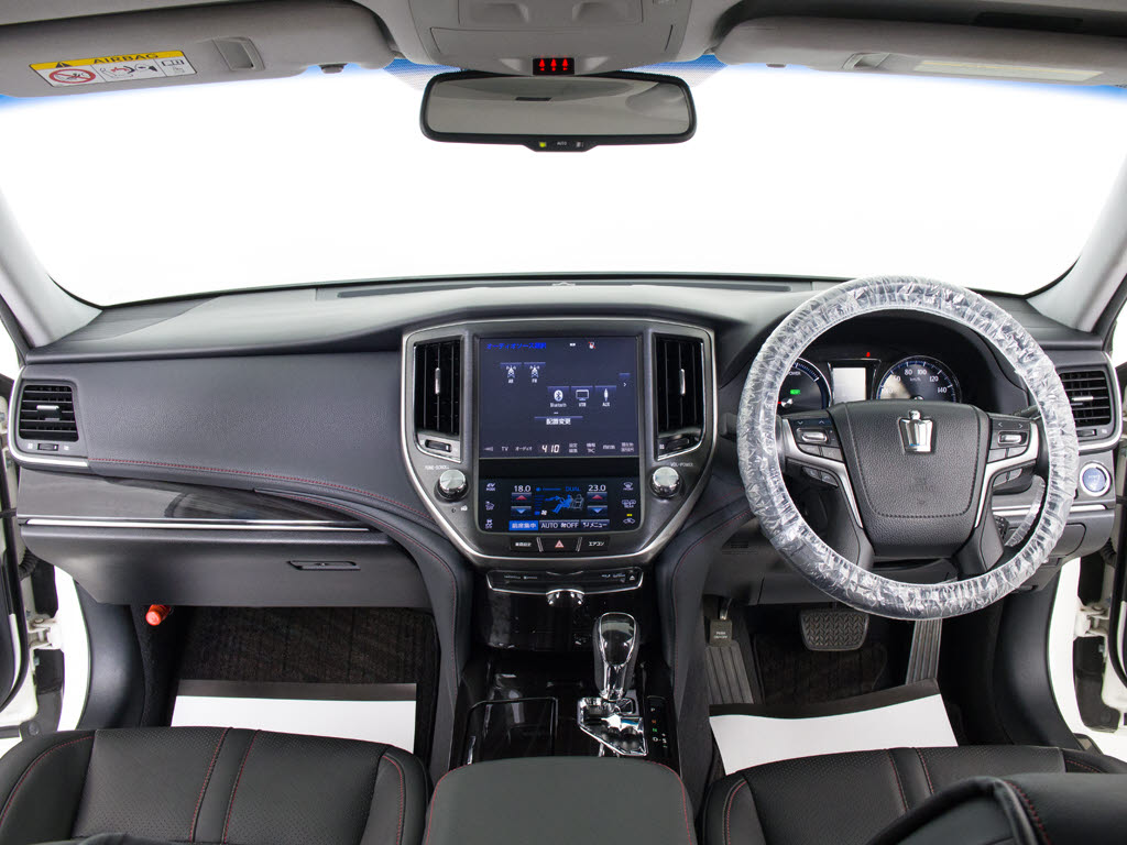 使いやすさや安全性を追求したステアリング
周り！高級車ゆえにスイッチ類が多いのも特
徴ですね！考え尽くされた配置ですぐに使い
こなす事が出来ますのでご安心下さい！是非
、体感してみて下さい！！