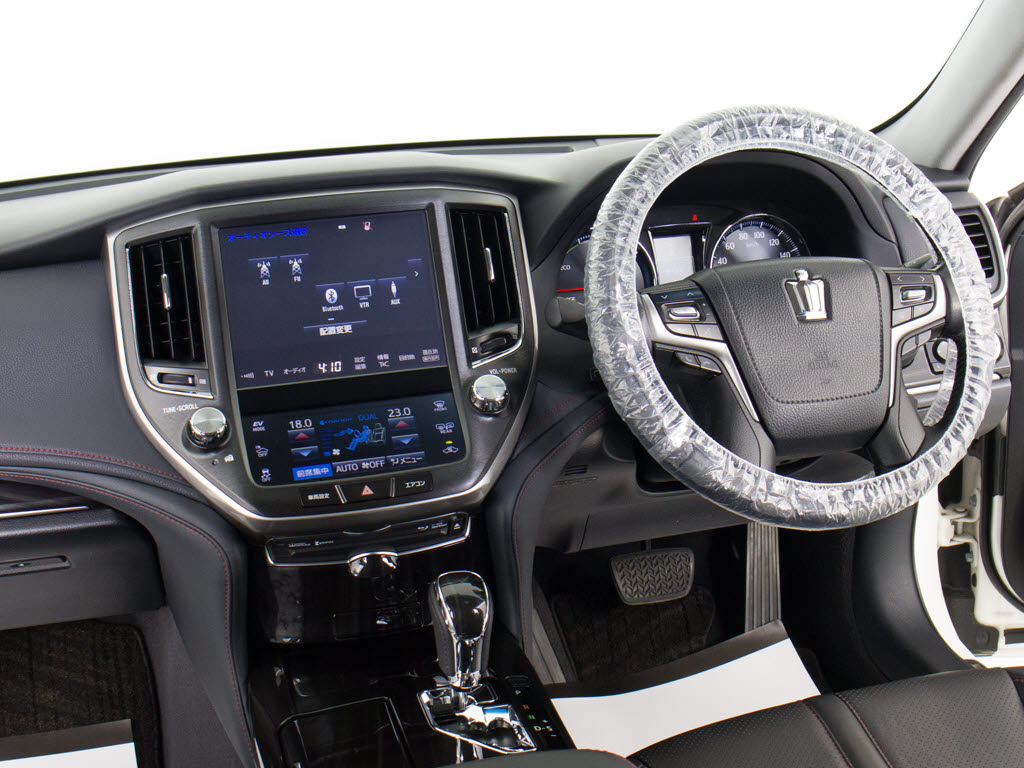 使いやすさや安全性を追求したステアリング
周り！高級車ゆえにスイッチ類が多いのも特
徴ですね！考え尽くされた配置ですぐに使い
こなす事が出来ますのでご安心下さい！是非
、体感してみて下さい！！