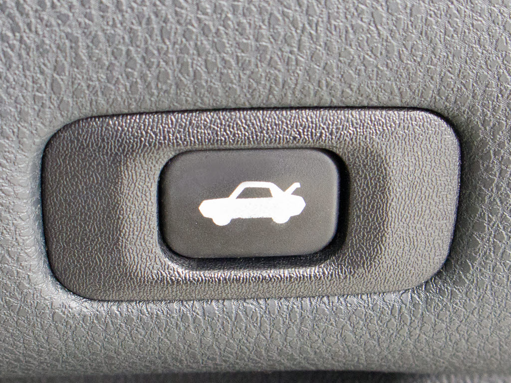 ボタン一つでトランクオープンが可能！車内
から操作できる為、非常に便利な装備の一つ
となります！