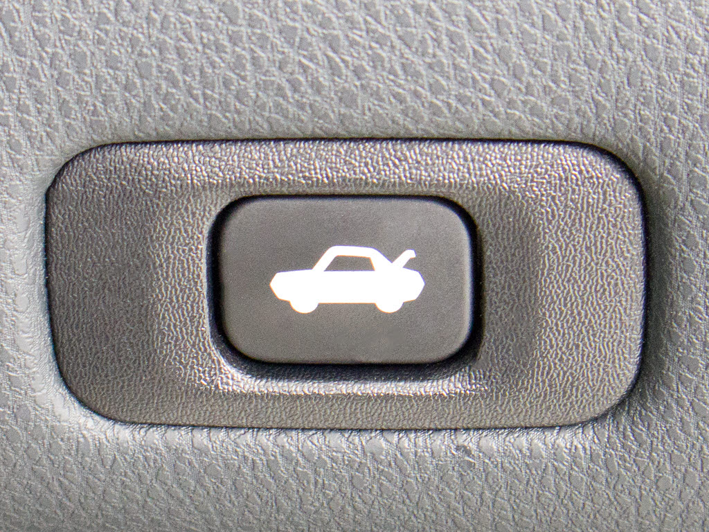 ボタン一つでトランクオープンが可能！車内
から操作できる為、非常に便利な装備の一つ
となります！