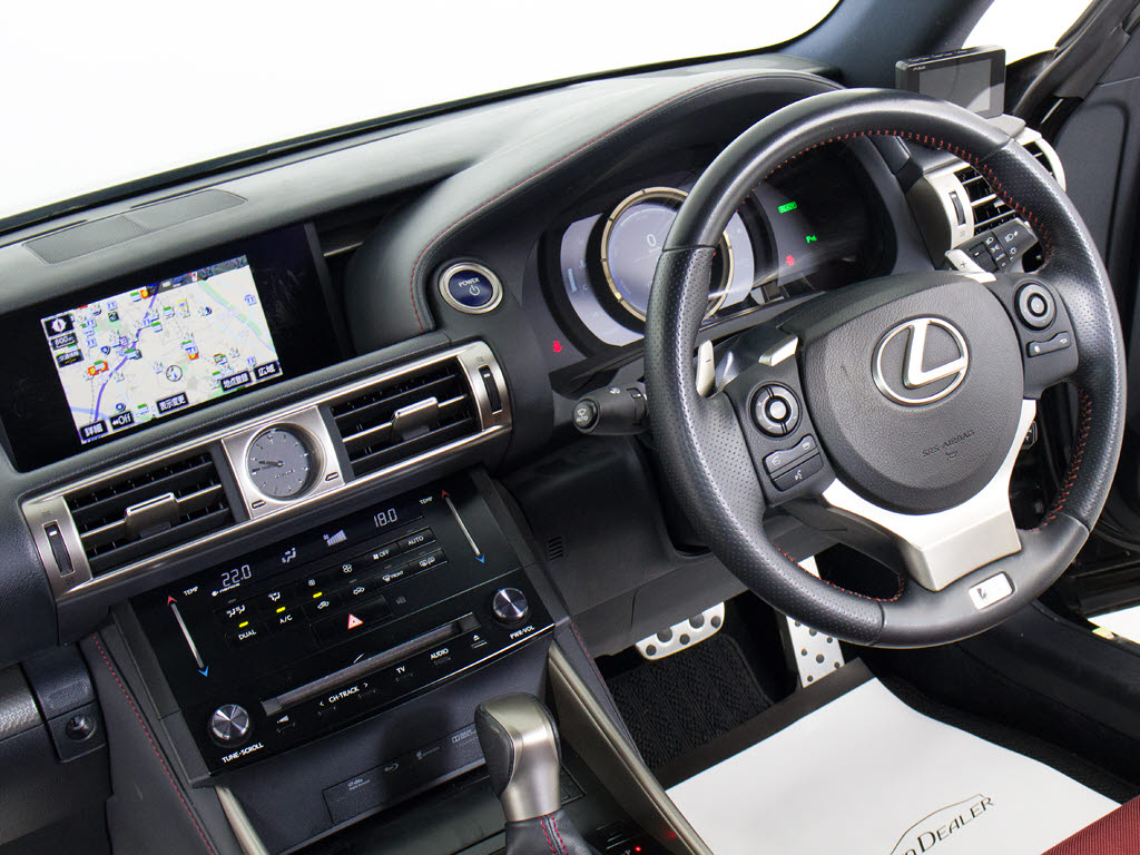 ★使いやすさや安全性を追求したステアリン
グ周り！高級車ゆえにスイッチ類が多いのも
特徴ですね！考え尽くされた配置ですぐに使
いこなす事が出来ますのでご安心下さい！是
非、体感してみて下さい！！