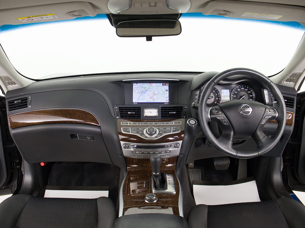 ★使いやすさや安全性を追求したステアリン
グ周り！高級車ゆえにスイッチ類が多いのも
特徴ですね！考え尽くされた配置ですぐに使
いこなす事が出来ますのでご安心下さい！是
非、体感してみて下さい！！