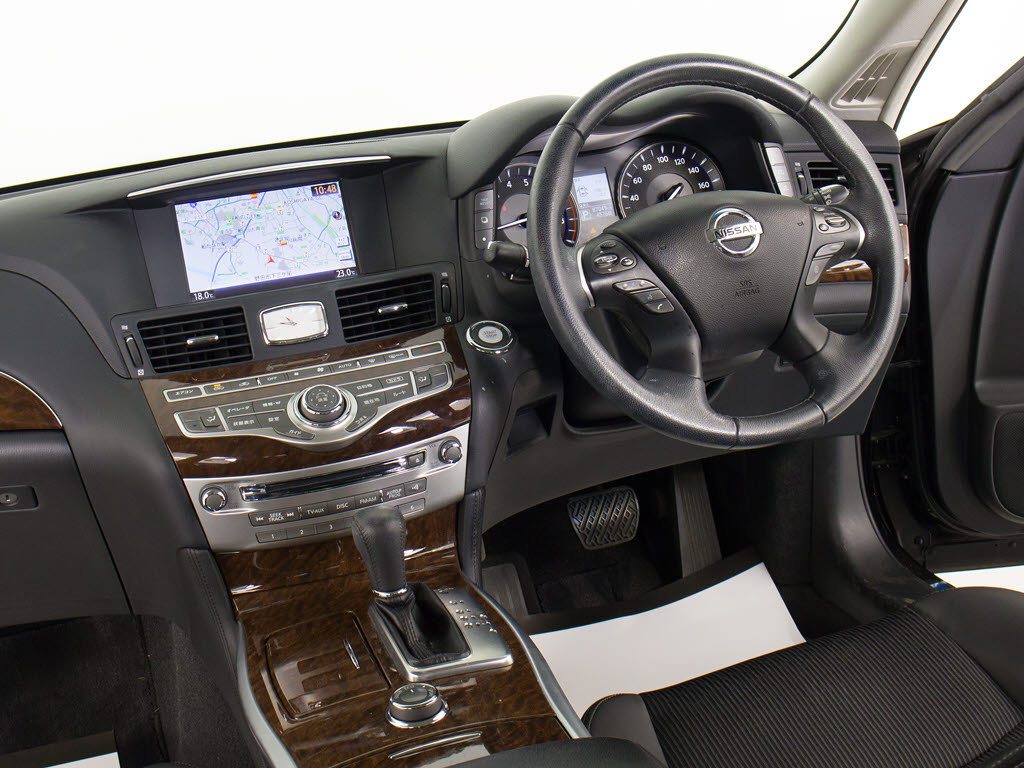★使いやすさや安全性を追求したステアリン
グ周り！高級車ゆえにスイッチ類が多いのも
特徴ですね！考え尽くされた配置ですぐに使
いこなす事が出来ますのでご安心下さい！是
非、体感してみて下さい！！