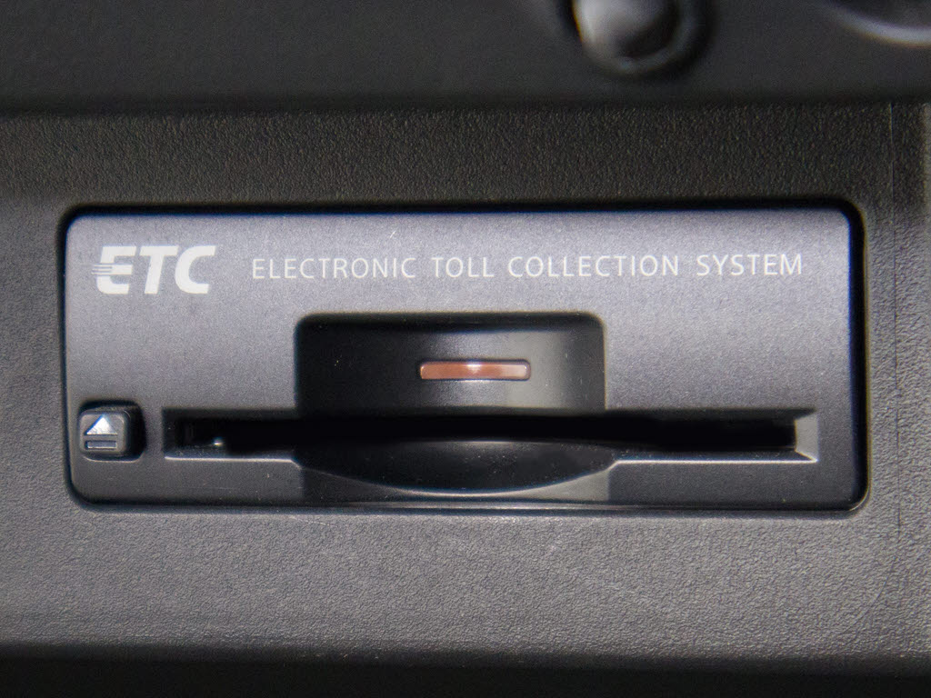 コンソール内一体型のビルトインＥＴＣ装備
！見た目の部分も良いですが、ＥＴＣカード
の盗難防止になる設置箇所です！料金所の渋
滞回避！時間帯・日によって料金の軽減を受
けられます！ストレス知らずのドライブ！