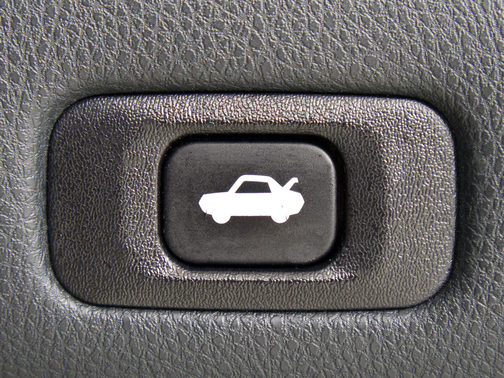 ボタン一つでトランクオープンが可能！車内
から操作できる為、非常に便利な装備の一つ
となります！