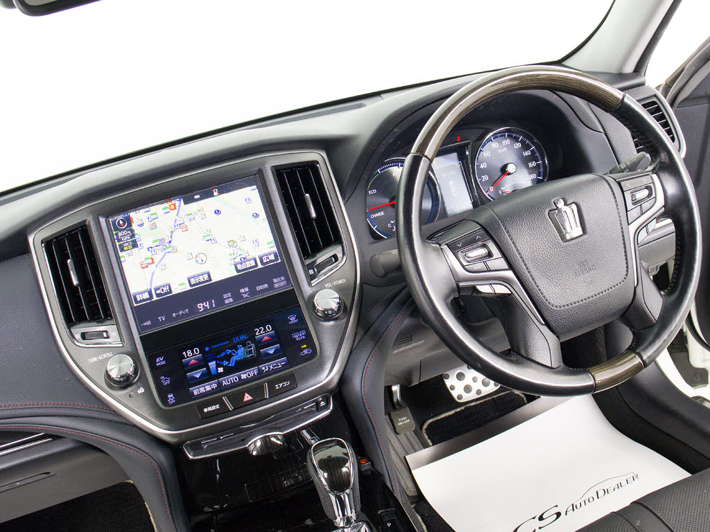 使いやすさや安全性を追求したステアリング
周り！高級車ゆえにスイッチ類が多いのも特
徴ですね！考え尽くされた配置ですぐに使い
こなす事が出来ますのでご安心下さい！是非
、体感してみて下さい！！