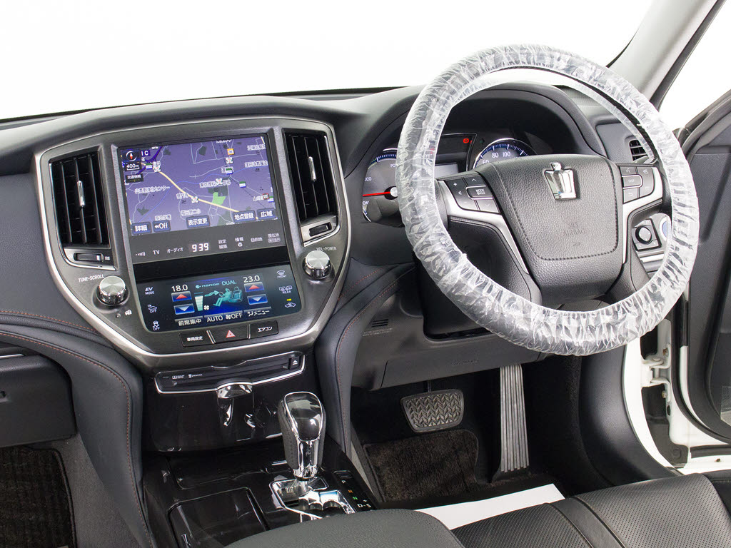使いやすさや安全性を追求したステアリング
周り！高級車ゆえにスイッチ類が多いのも特
徴ですね！考え尽くされた配置ですぐに使い
こなす事が出来ますのでご安心下さい！是非
、体感してみて下さい！！