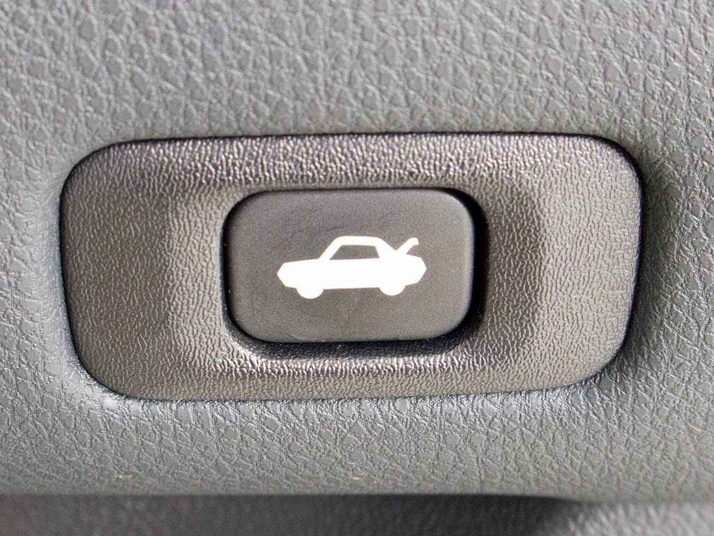 ボタン一つでトランクオープンが可能！車内
から操作できる為、非常に便利な装備の一つ
となります！