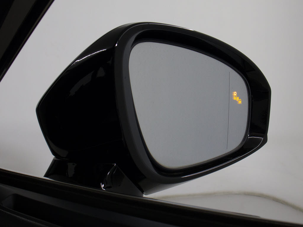 ＢＳＭ（ブラインドスポットモニタ）！隣の
車線を走る車両をレーダーで検知し、ドアミ
ラーでは確認しにくい後側方エリアに存在す
る車両に加えて、急接近してくる車両も検知
します。