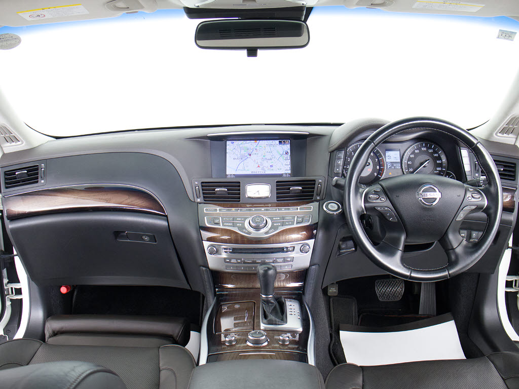 ★使いやすさや安全性を追求したステアリン
グ周り！高級車ゆえにスイッチ類が多いのも
特徴ですね！考え尽くされた配置ですぐに使
いこなす事が出来ますのでご安心下さい！是
非、体感してみて下さい！！