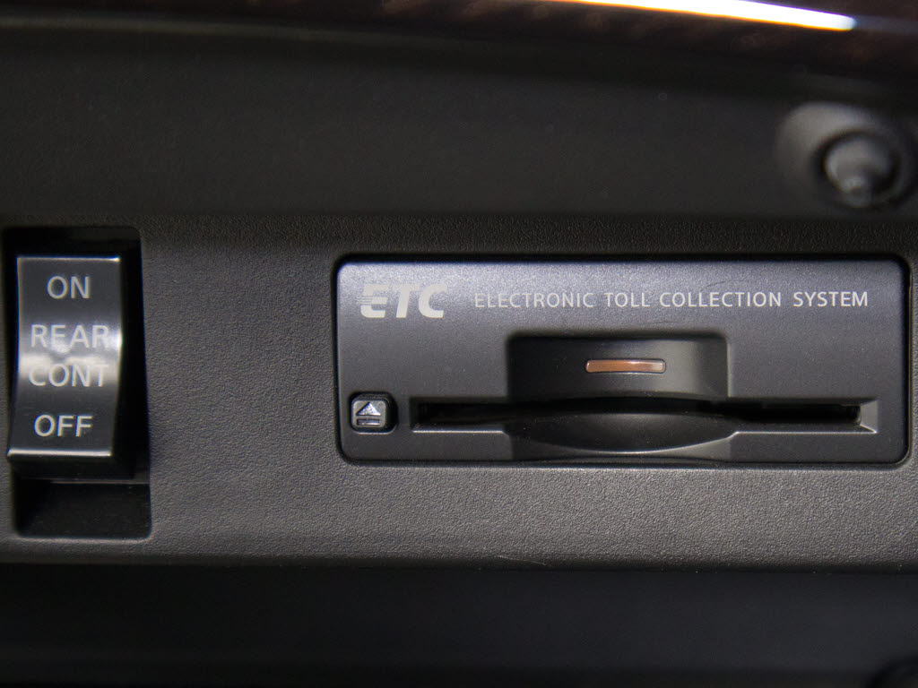 コンソール内一体型のビルトインＥＴＣ装備
！見た目の部分も良いですが、ＥＴＣカード
の盗難防止になる設置箇所です！料金所の渋
滞回避！時間帯・日によって料金の軽減を受
けられます！ストレス知らずのドライブ！