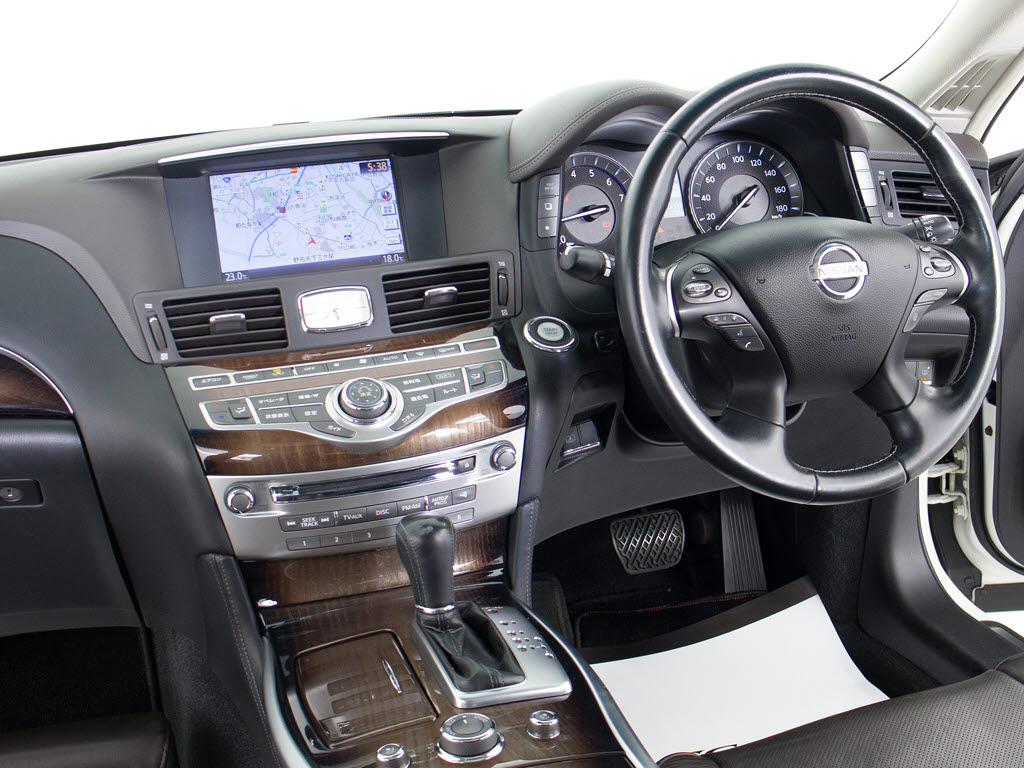 ★使いやすさや安全性を追求したステアリン
グ周り！高級車ゆえにスイッチ類が多いのも
特徴ですね！考え尽くされた配置ですぐに使
いこなす事が出来ますのでご安心下さい！是
非、体感してみて下さい！！