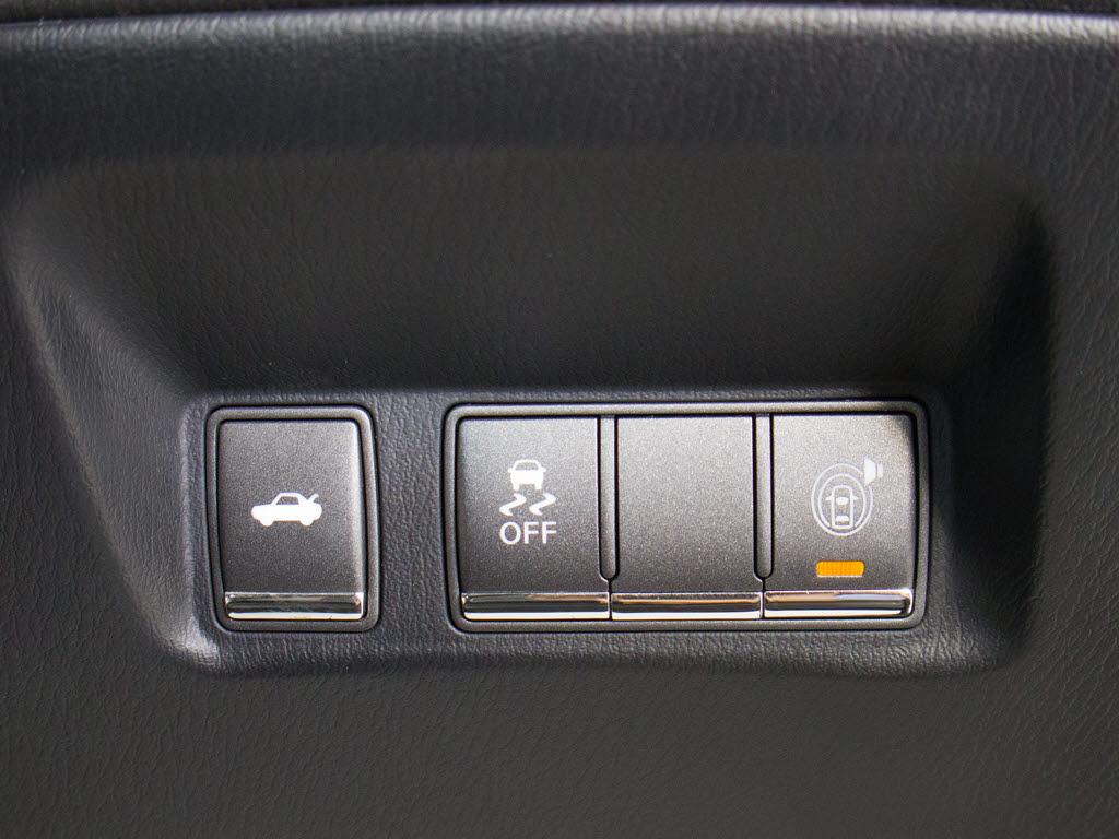 ★使いやすさや安全性を追求したステアリン
グ周り！高級車ゆえにスイッチ類が多いのも
特徴ですね！考え尽くされた配置ですぐに使
いこなす事が出来ますのでご安心下さい！是
非、体感してみて下さい！！