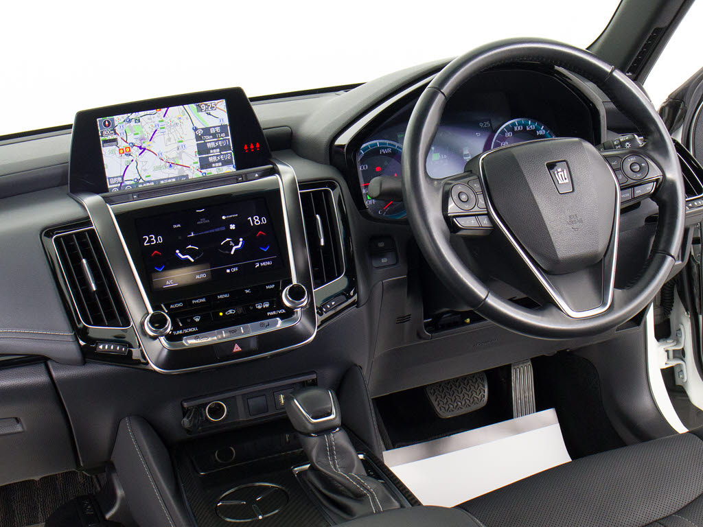 使いやすさや安全性を追求したステアリング
周り！高級車ゆえにスイッチ類が多いのも特
徴ですね！考え尽くされた配置ですぐに使い
こなす事が出来ますのでご安心下さい！是非
、体感してみて下さい！！