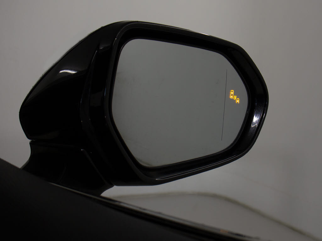 ＢＳＭ（ブラインドスポットモニタ）！隣の
車線を走る車両をレーダーで検知し、ドアミ
ラーでは確認しにくい後側方エリアに存在す
る車両に加えて、急接近してくる車両も検知
します。