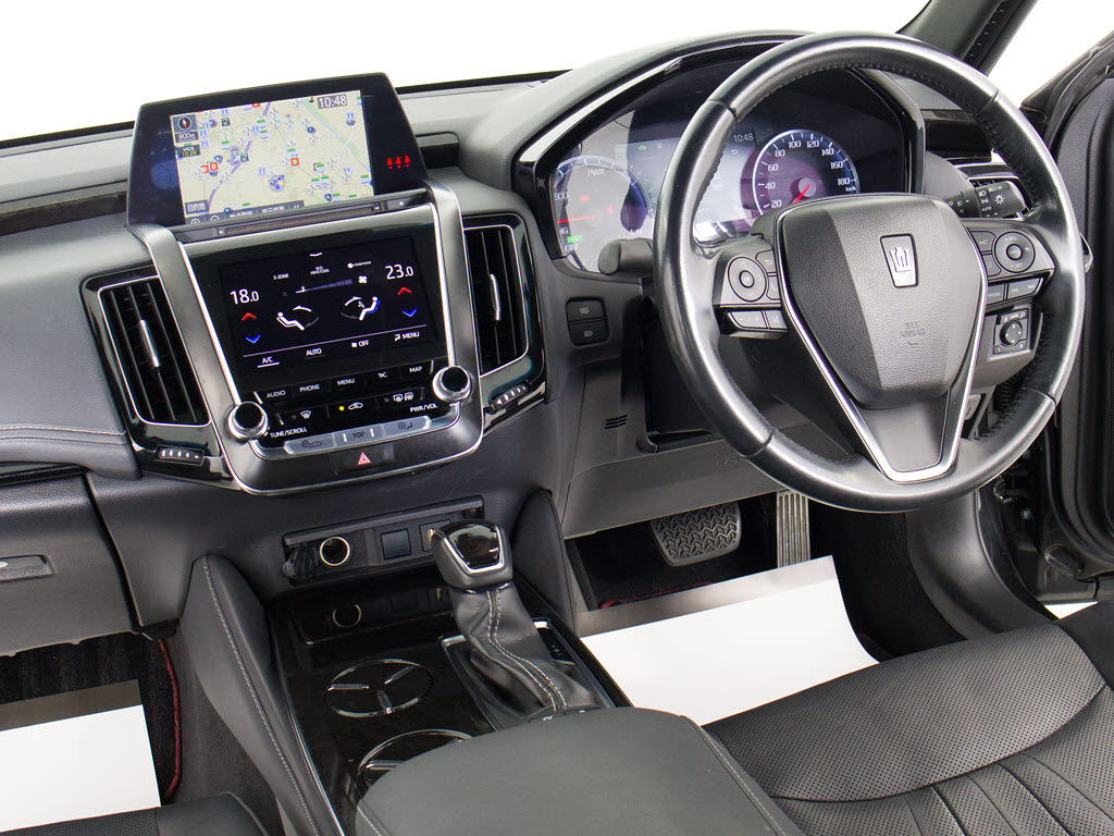 使いやすさや安全性を追求したステアリング
周り！高級車ゆえにスイッチ類が多いのも特
徴ですね！考え尽くされた配置ですぐに使い
こなす事が出来ますのでご安心下さい！是非
、体感してみて下さい！！