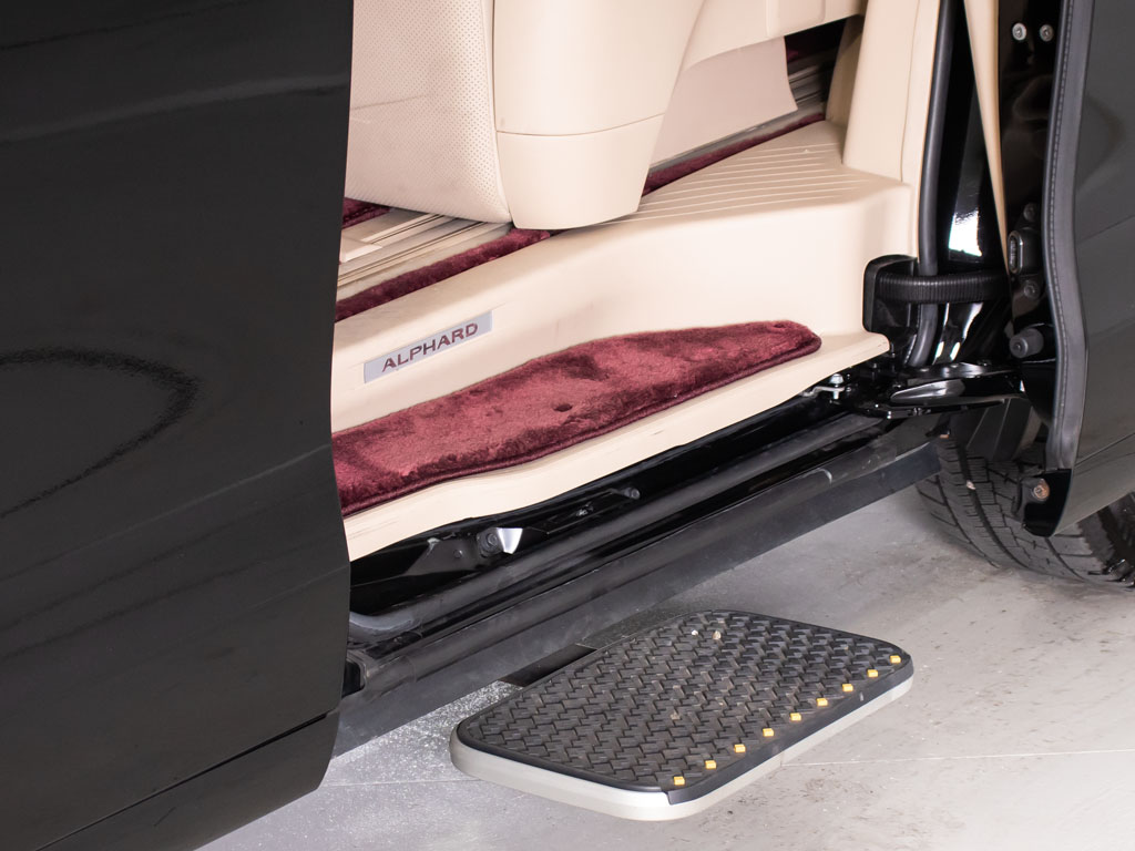 後席を開けると車両下部から自動でｽﾃｯﾌﾟが
展開して乗り降りをサポートします！もちろ
んオンオフの切り替えも可能です！