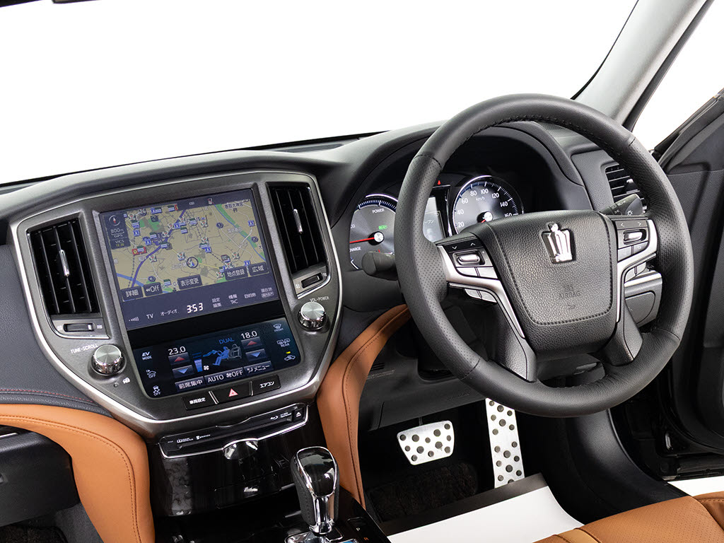 使いやすさや安全性を追求したステアリング
周り！高級車ゆえにスイッチ類が多いのも特
徴ですね！考え尽くされた配置ですぐに使い
こなす事が出来ますのでご安心下さい！是非
、体感してみて下さい！！