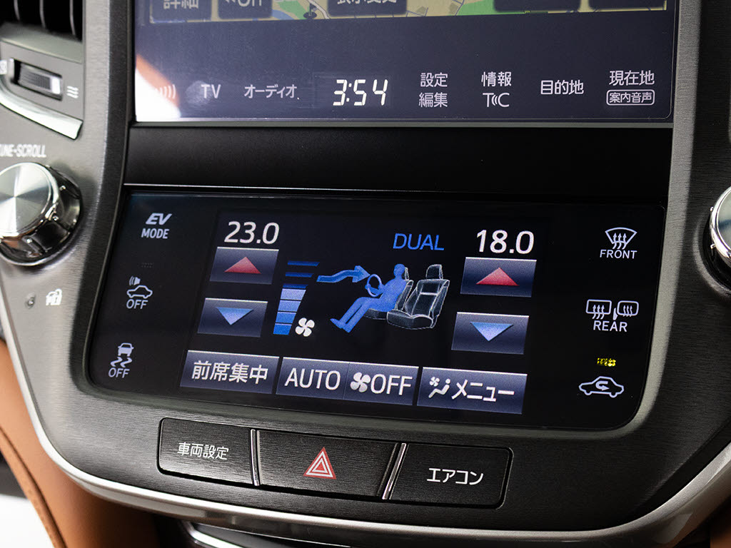 使いやすさや安全性を追求したステアリング
周り！高級車ゆえにスイッチ類が多いのも特
徴ですね！考え尽くされた配置ですぐに使い
こなす事が出来ますのでご安心下さい！是非
、体感してみて下さい！！