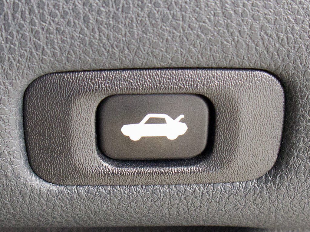 ボタン一つでトランクオープンが可能！車内
から操作できる為、非常に便利な装備の一つ
となります！