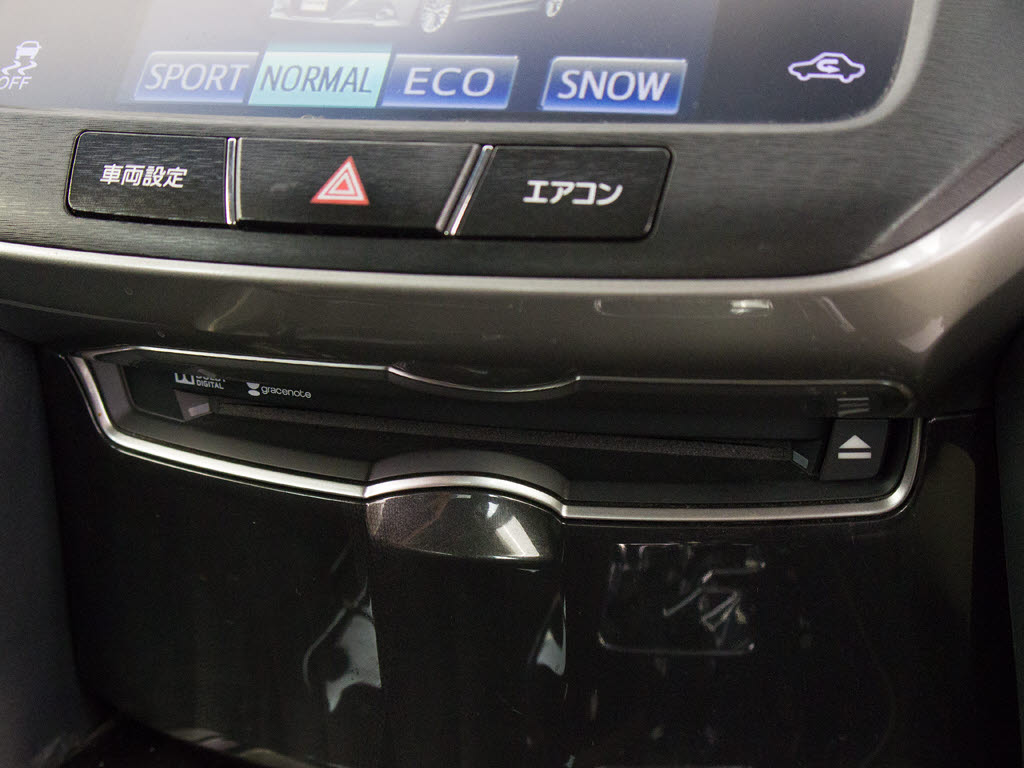 ＣＤはもちろんの事、ＤＶＤ再生も可能です
。フルセグ地デジにも対応しさらにＢｌｕｅ
ｔｏｏｔｈにも対応しております