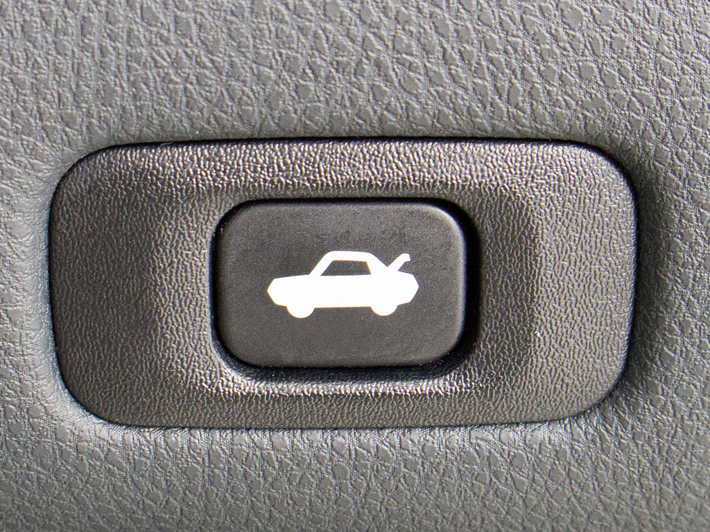 ボタン一つでトランクオープンが可能！車内
から操作できる為、非常に便利な装備の一つ
となります！