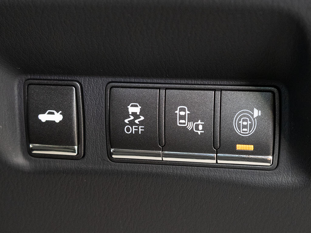 ★使いやすさや安全性を追求したステアリン
グ周り！高級車ゆえにスイッチ類が多いのも
特徴ですね！考え尽くされた配置ですぐに使
いこなす事が出来ますのでご安心下さい！是
非、体感してみて下さい！！