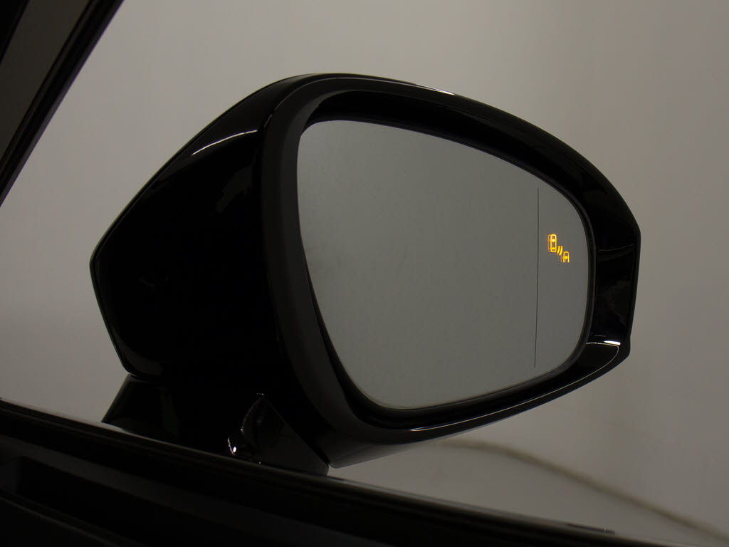 ＢＳＭ（ブラインドスポットモニタ）！隣の
車線を走る車両をレーダーで検知し、ドアミ
ラーでは確認しにくい後側方エリアに存在す
る車両に加えて、急接近してくる車両も検知
します。