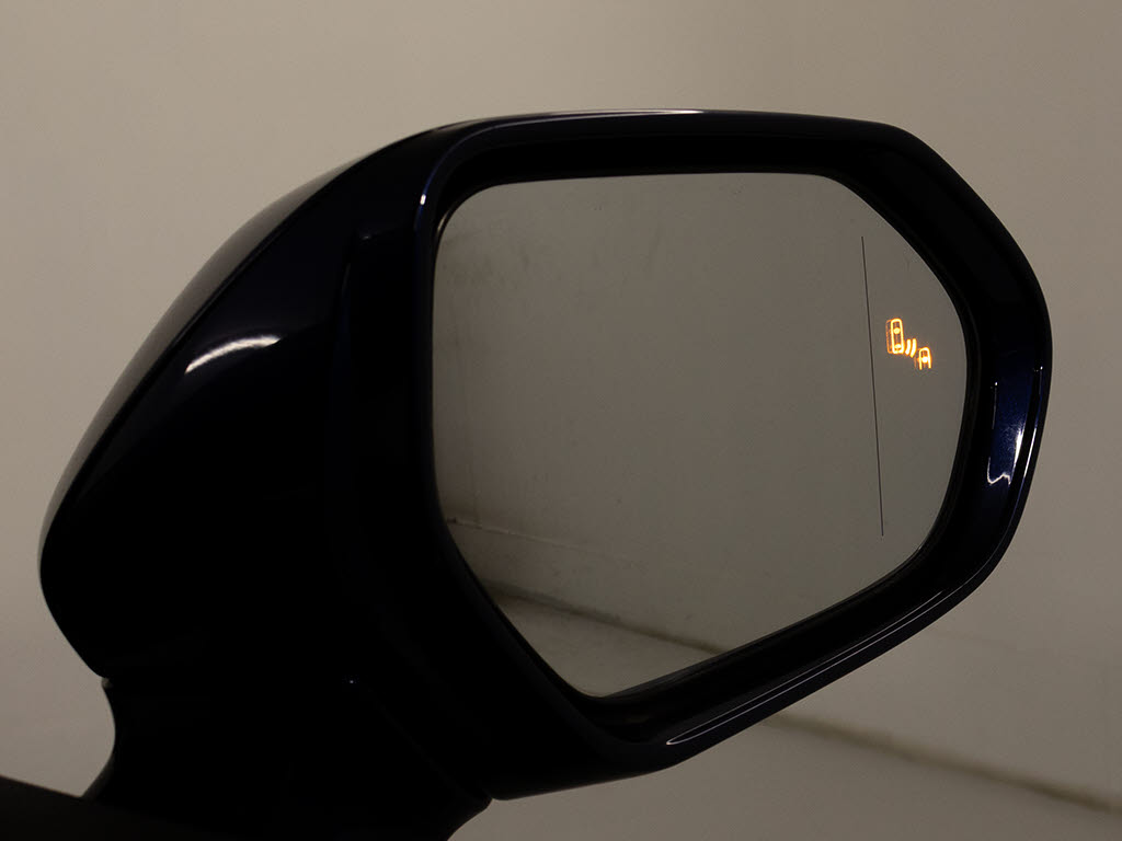 ＢＳＭ（ブラインドスポットモニタ）！隣の
車線を走る車両をレーダーで検知し、ドアミ
ラーでは確認しにくい後側方エリアに存在す
る車両に加えて、急接近してくる車両も検知
します。