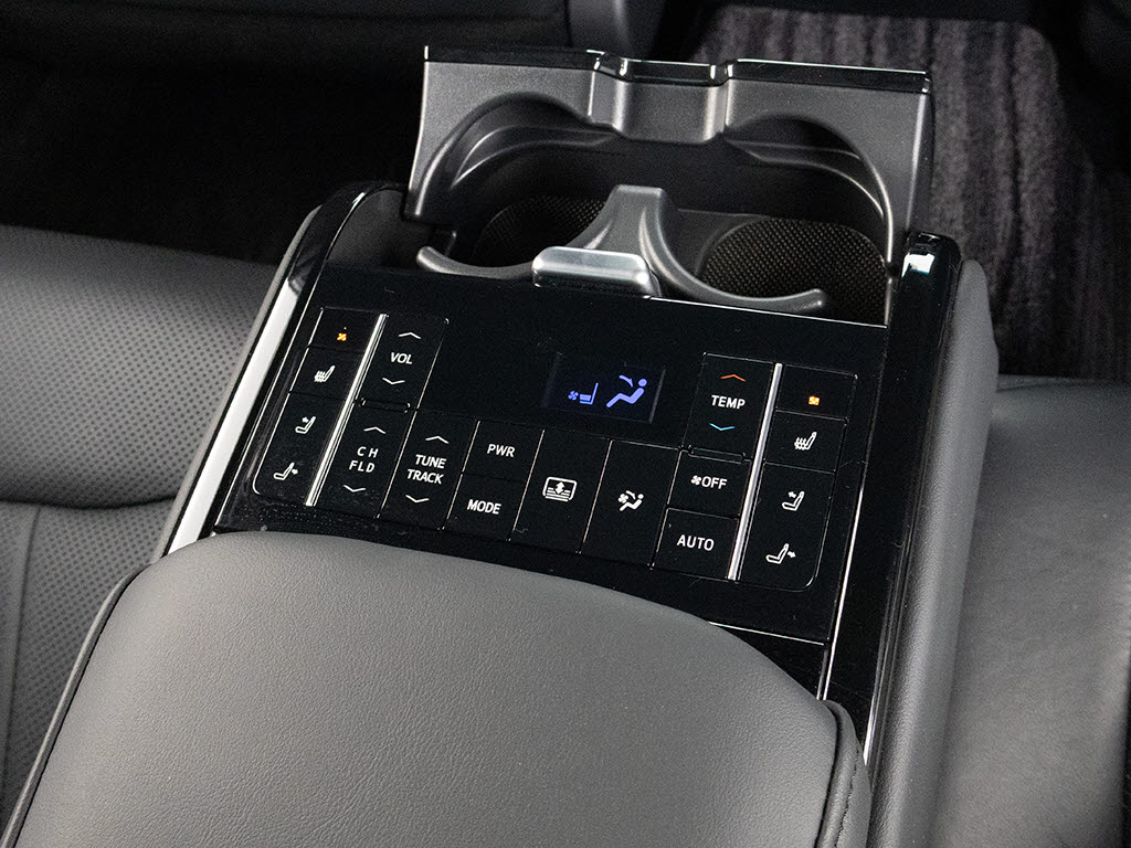 後席もＶＩＰ装備！後席センターコンソール
の画像です！こちらのお車には、後席にもパ
ワーシートが装備されています！更にオーデ
ィオなども後席から操作出来るなど豪華！ゲ
ストに喜んで頂ける装備ですね！