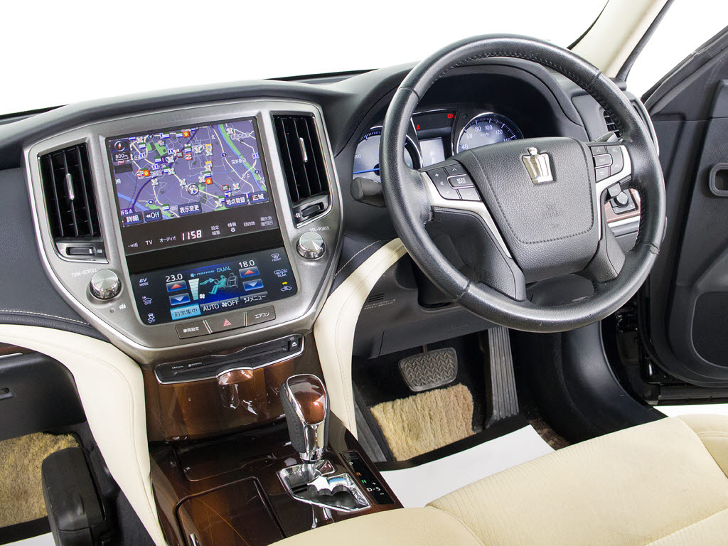使いやすさや安全性を追求したステアリング
周り！高級車ゆえにスイッチ類が多いのも特
徴ですね！考え尽くされた配置ですぐに使い
こなす事が出来ますのでご安心下さい！是非
、体感してみて下さい！！