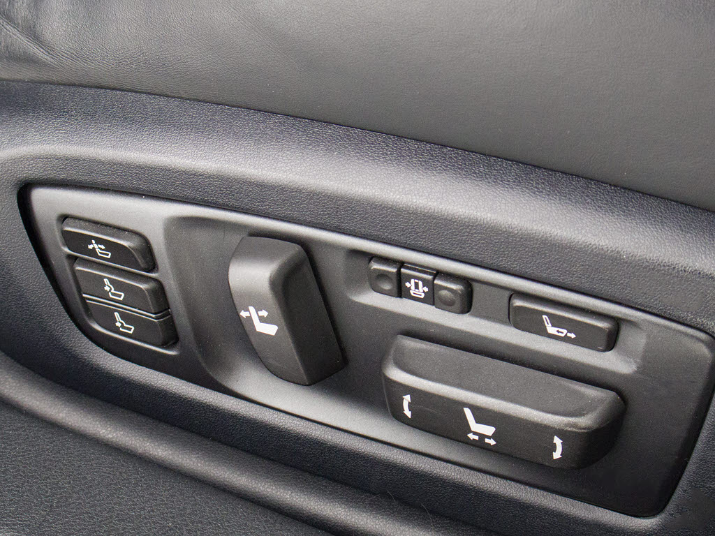 電動パワーシート完備！細かな自身に合った
ドライビングポジションの設定が可能となり
ます！