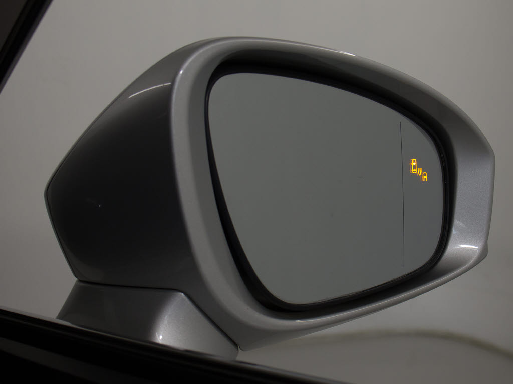 ＢＳＭ（ブラインドスポットモニタ）！隣の
車線を走る車両をレーダーで検知し、ドアミ
ラーでは確認しにくい後側方エリアに存在す
る車両に加えて、急接近してくる車両も検知
します。