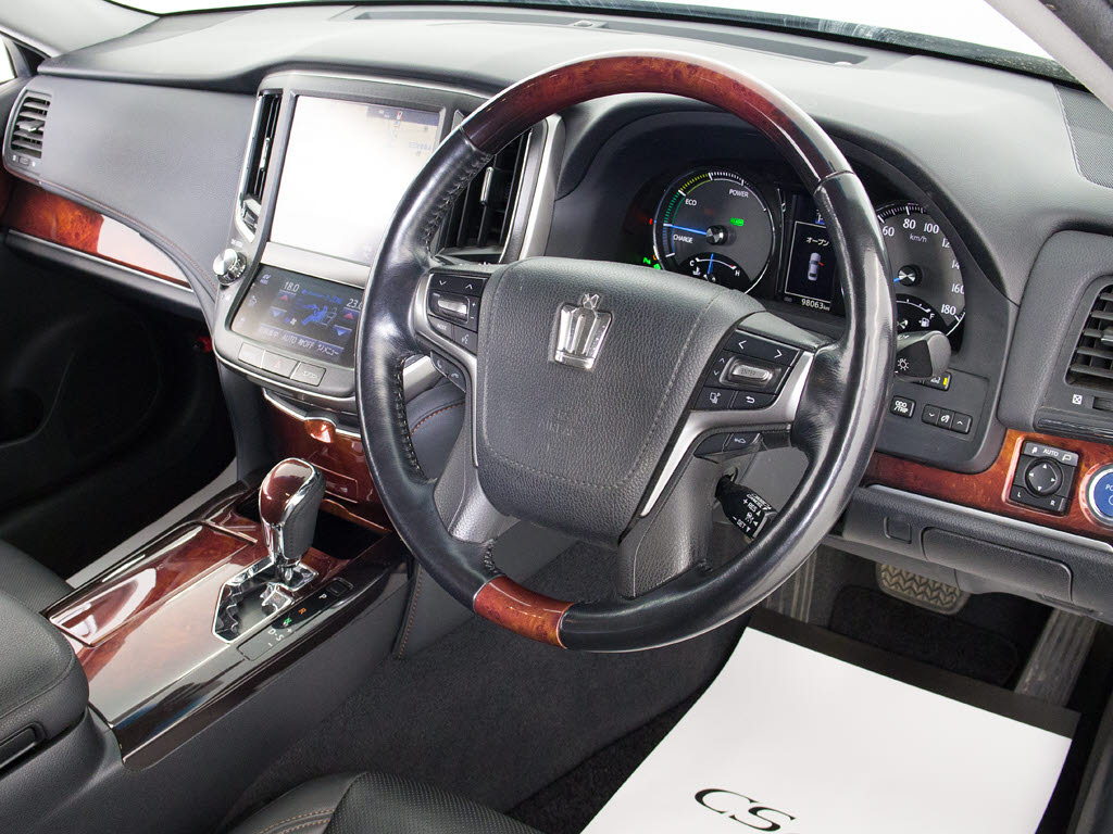 使いやすさや安全性を追求したステアリング
周り！高級車ゆえにスイッチ類が多いのも特
徴ですね！考え尽くされた配置ですぐに使い
こなす事が出来ますのでご安心下さい！是非
、体感してみて下さい！！