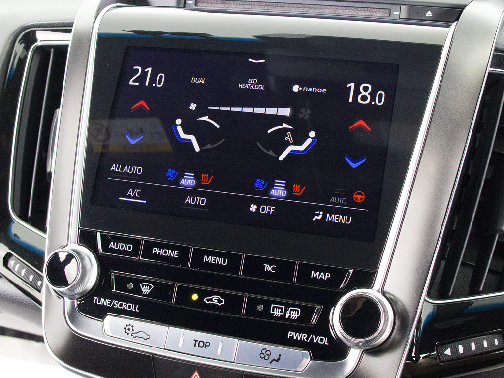 使いやすさや安全性を追求したステアリング
周り！高級車ゆえにスイッチ類が多いのも特
徴ですね！考え尽くされた配置ですぐに使い
こなす事が出来ますのでご安心下さい！是非
、体感してみて下さい！！
