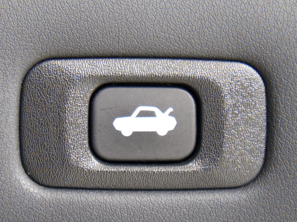 ボタン一つでトランクオープンが可能！車内
から操作できる為、非常に便利な装備の一つ
となります！
