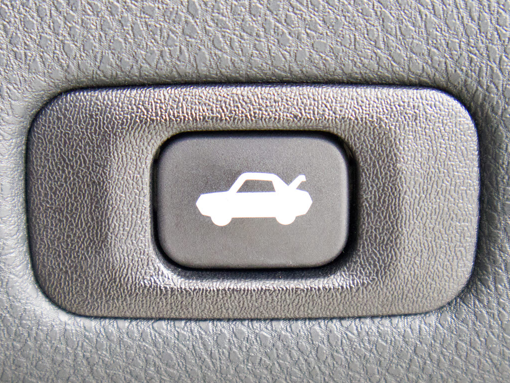 ボタン一つでトランクオープンが可能！車内
から操作できる為、非常に便利な装備の一つ
となります！