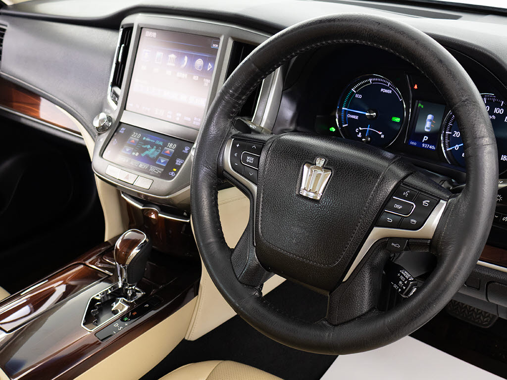★使いやすさや安全性を追求したステアリン
グ周り！高級車ゆえにスイッチ類が多いのも
特徴ですね！考え尽くされた配置ですぐに使
いこなす事が出来ますのでご安心下さい！是
非、体感してみて下さい！！
