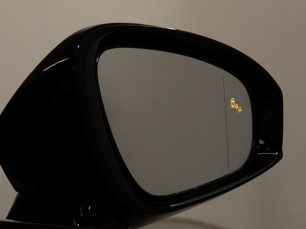 ＢＳＭ（ブラインドスポットモニタ）！隣の
車線を走る車両をレーダーで検知し、ドアミ
ラーでは確認しにくい後側方エリアに存在す
る車両に加えて、急接近してくる車両も検知
します。