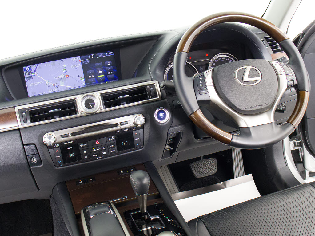 ★使いやすさや安全性を追求したステアリン
グ周り！高級車ゆえにスイッチ類が多いのも
特徴ですね！考え尽くされた配置ですぐに使
いこなす事が出来ますのでご安心下さい！是
非、体感してみて下さい！！