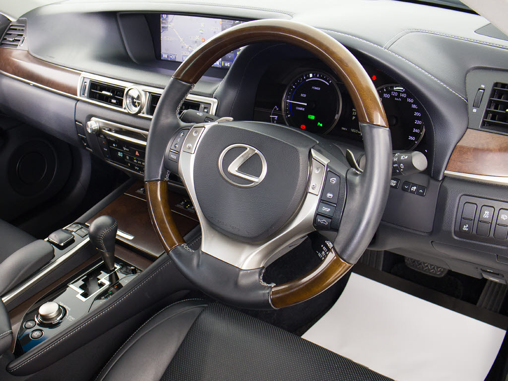 ★使いやすさや安全性を追求したステアリン
グ周り！高級車ゆえにスイッチ類が多いのも
特徴ですね！考え尽くされた配置ですぐに使
いこなす事が出来ますのでご安心下さい！是
非、体感してみて下さい！！
