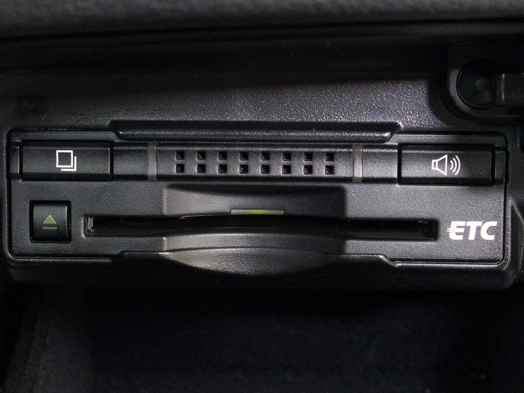コンソール内一体型のビルトインＥＴＣ装備
！見た目の部分も良いですが、ＥＴＣカード
の盗難防止になる設置箇所です！料金所の渋
滞回避！時間帯・日によって料金の軽減を受
けられます！ストレス知らずのドライブ！