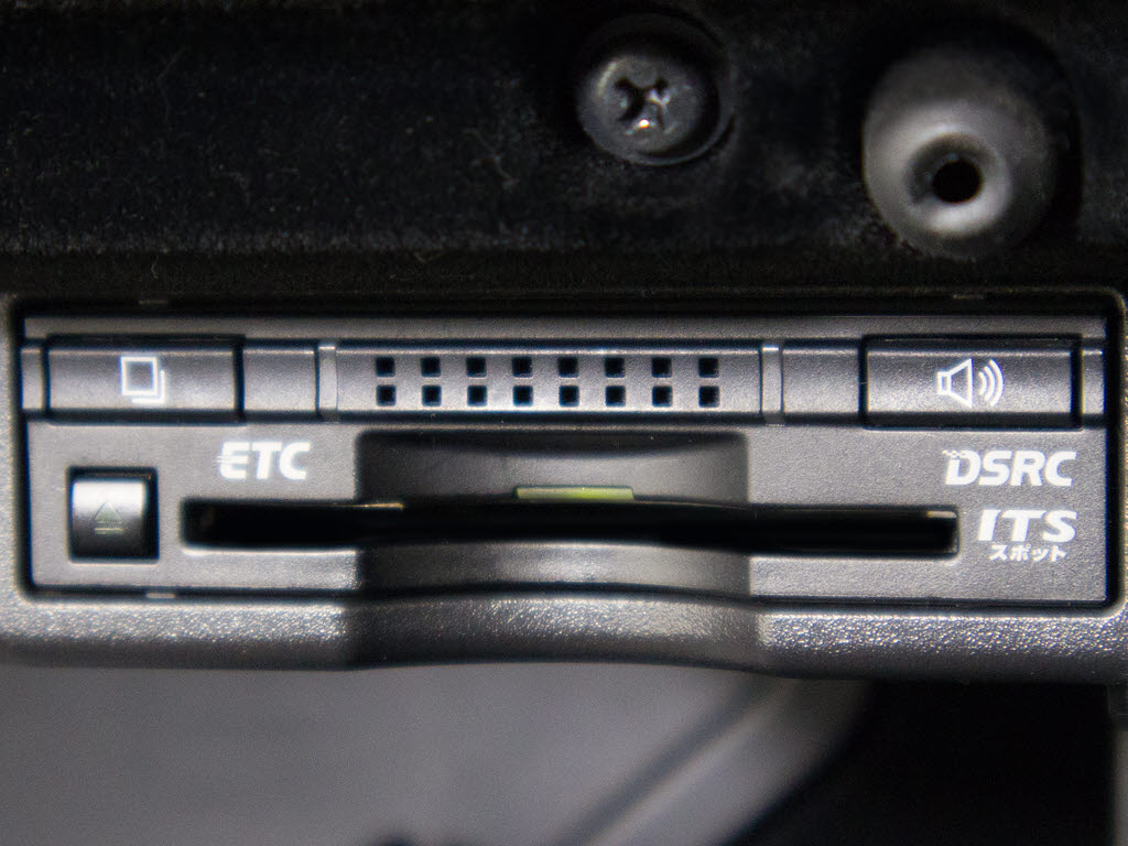 ★ETC(DSRC)が装備されています！！社外品
とは違い収まりの良いデザインが人気！高速
道路を利用する際は必需品ですよね！！スト
レス無く料金所を通過出来ます！！