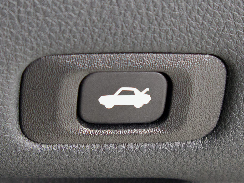 ボタン一つでトランクオープンが可能！車内
から操作できる為、非常に便利な装備の一つ
となります！