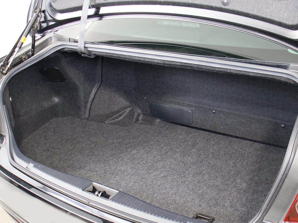 トランクが狭いと思っておりませんか？実際
は大容量トランクです！旅行等の長距離ドラ
イブも快適です！また、屋根付きスペースを
完備しておりますので、夜間でも、雨でも雪
の日だってゆっくりご覧頂けます。