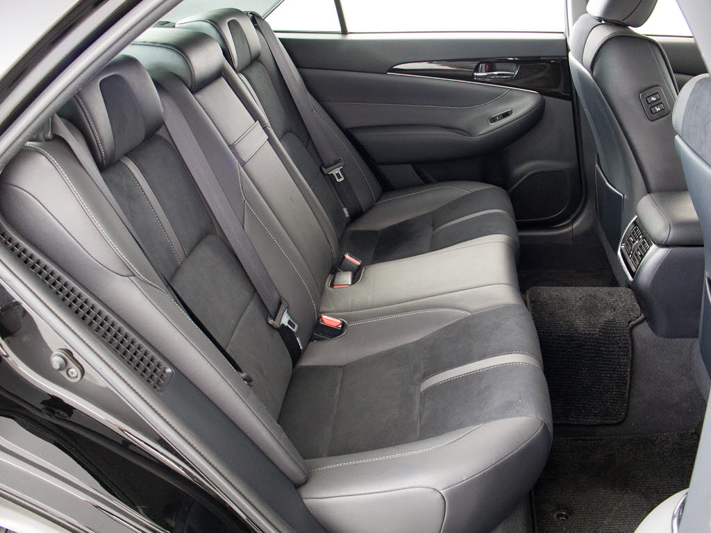 特別仕様車ならではの専用ハーフレザーシー
ト付！！当社では、本革シートのカラー変更
や張替えも出来ます！ワイン・茶・赤・青・
黄色・コンビ色など何でもＯＫです！