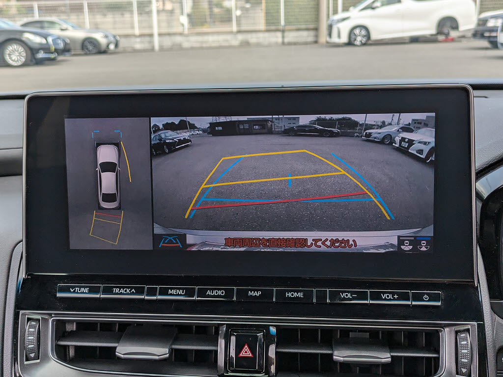 パノラミックビューモニターを装備！上から
車両を見下ろしたような映像をナビ画面に表
示できます。車両前後左右に搭載した4つの
カメラ映像を継ぎ目なく合成！目視では見え
ない部分もリアルタイムで見れます。