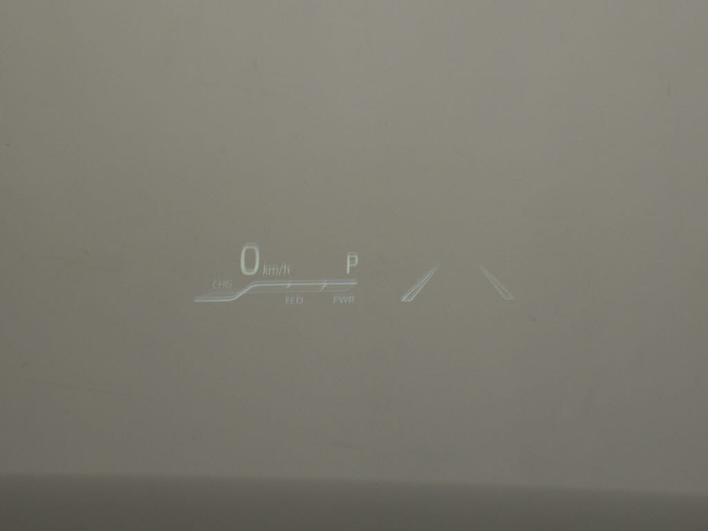 ヘッドアップディスプレイ(HUD)付！、フロ
ントウインドウガラスに運転支援システムの
作動状況や走行に関するさまざまな情報を表
示することができます。
