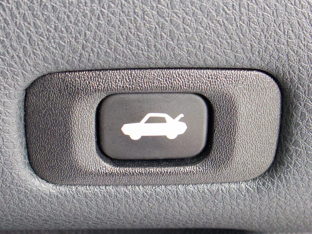 ボタン一つでトランクオープンが可能！車内
から操作できる為、非常に便利な装備の一つ
となります！