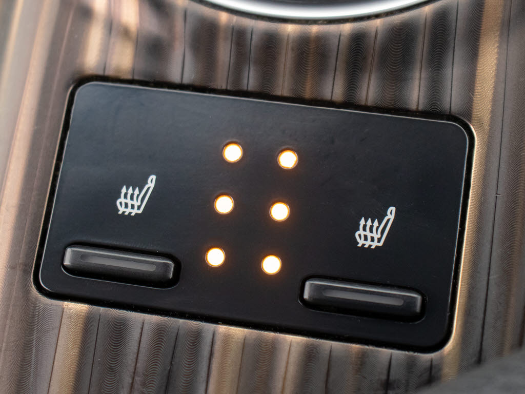 シートヒーターを装備しています！高級車な
らではの装備です！シートが暖まりますので
、寒い冬場も快適にご乗車頂けます！腰にも
優しい！お子様や女性にも嬉しい装備ですね
！！